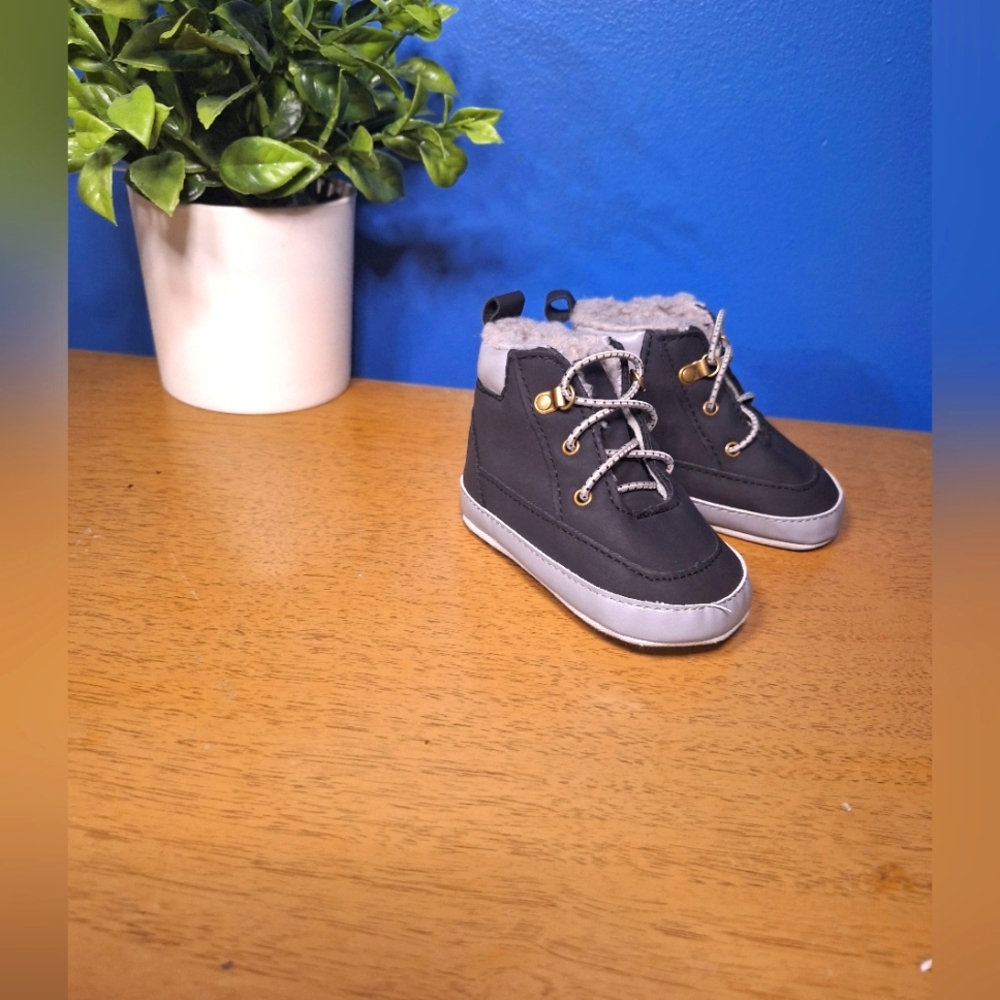 Black and Gray Kids Boots with Faux Fur Size 6/9M